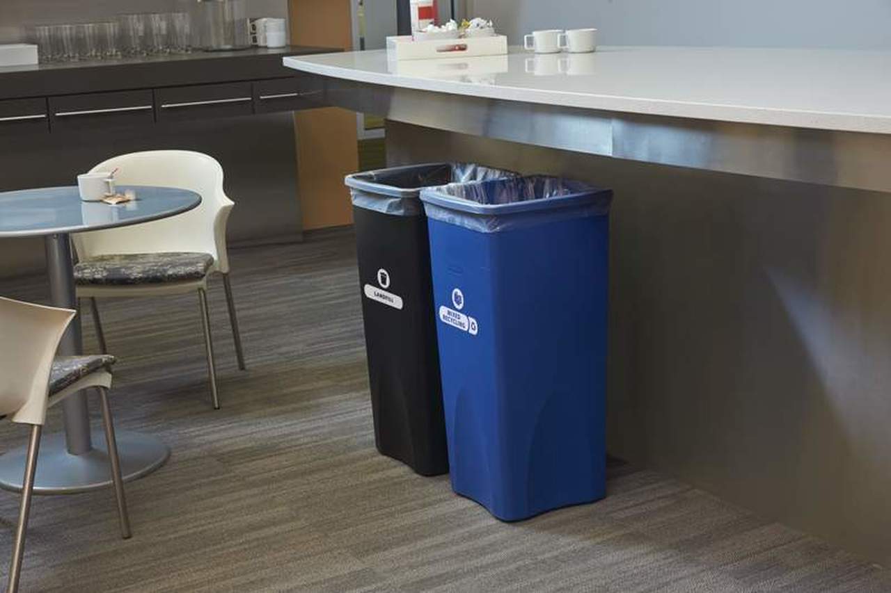 fg356973blue-rcp-utility-untouchable-23gal-blue-break-room-in-use-1_152_low__41269__22429.1570710265